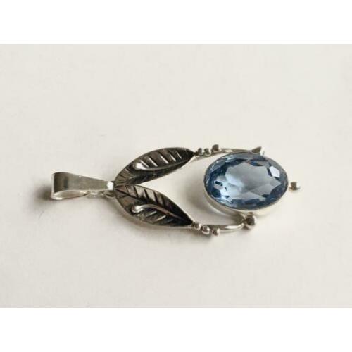 Zilveren hanger floraal met blauwe steen