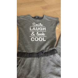 Supergave grijze jumpsuit van sweatstof maat 146/152