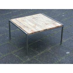Bijzettafel van RVS met essen hout met slaap er in