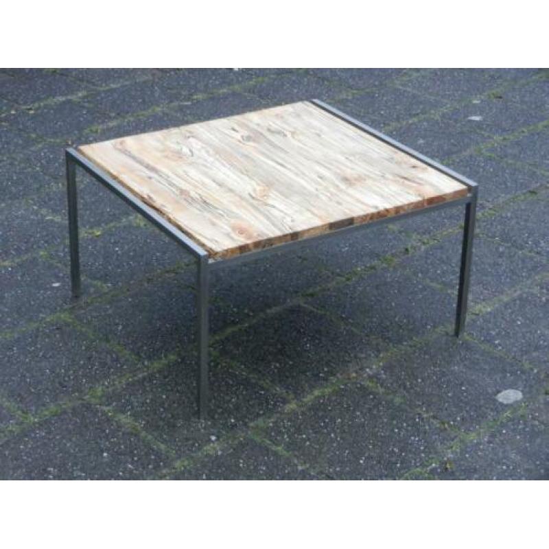Bijzettafel van RVS met essen hout met slaap er in