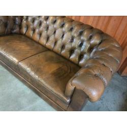????????Vintage Chesterfield bank