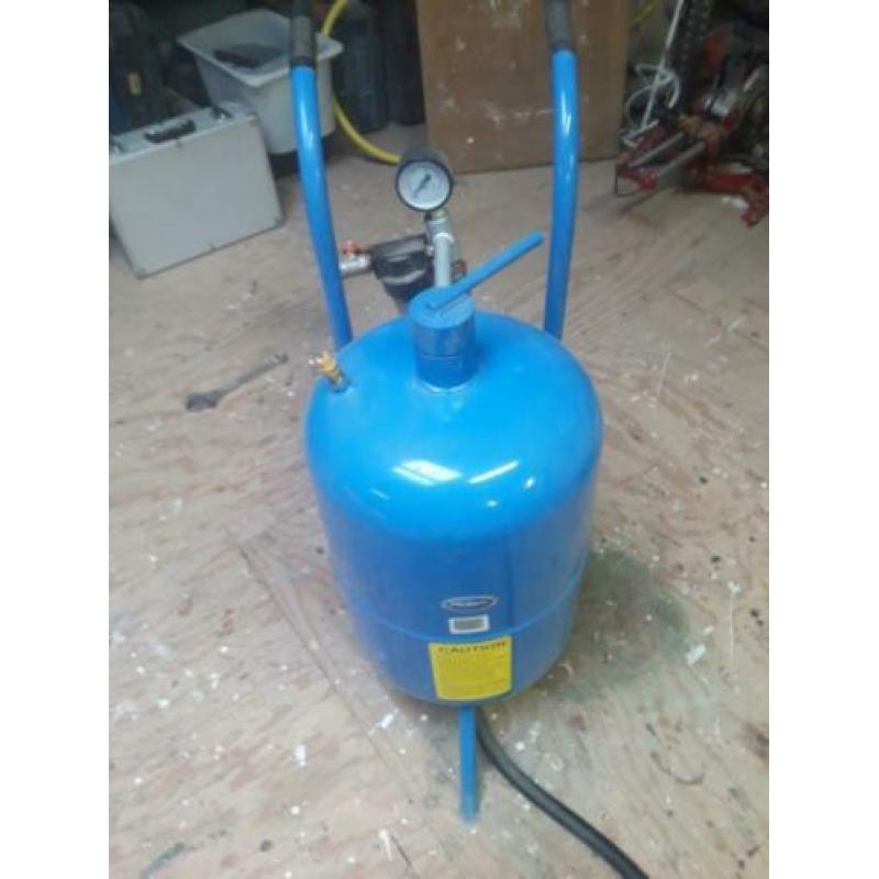straalketel 45ltr + 50kg grit en extra toebehoren. NIEUW