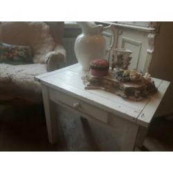 Brocante laag wit tafeltje