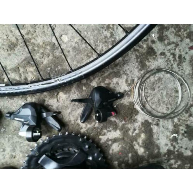 Shimano altus group+Bontrager wiel.