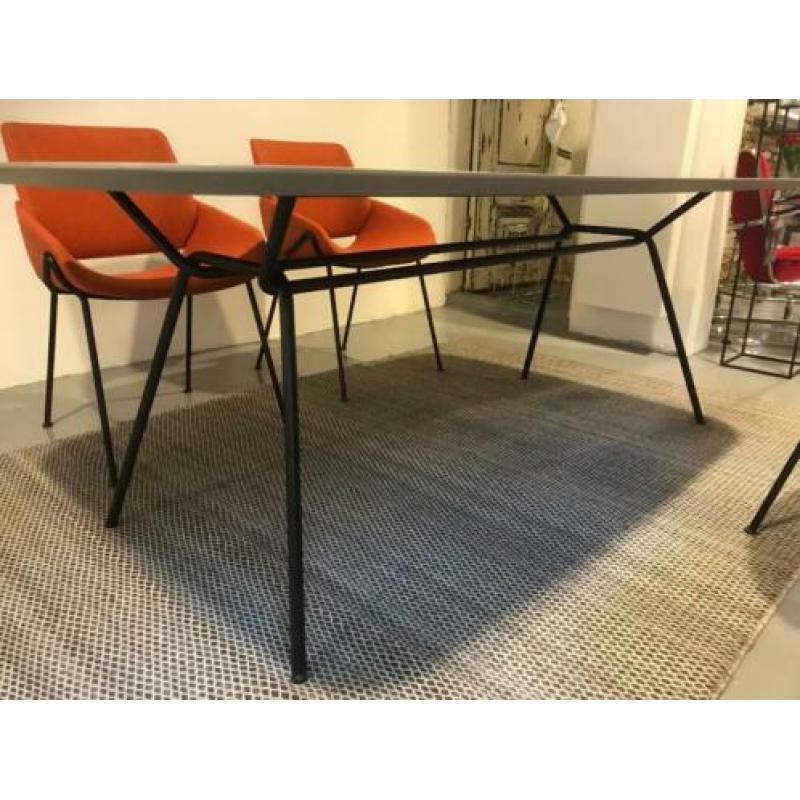Fenix Eetkamertafel met 4 gestoffeerde stoelen van Prostoria
