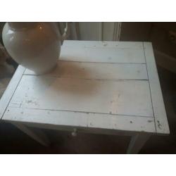 Brocante laag wit tafeltje