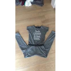 Supergave grijze jumpsuit van sweatstof maat 146/152