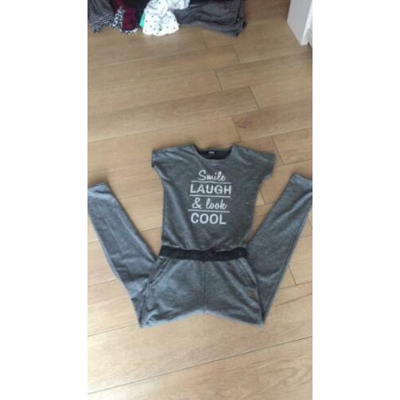 Supergave grijze jumpsuit van sweatstof maat 146/152