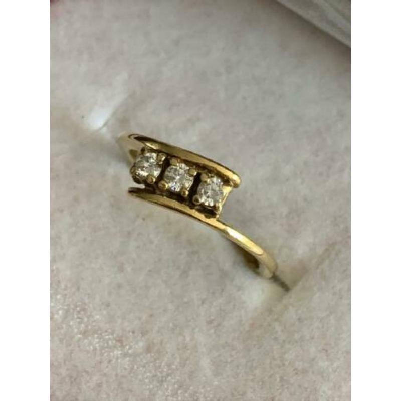18 krt.geel gouden ring met 3 diamanten