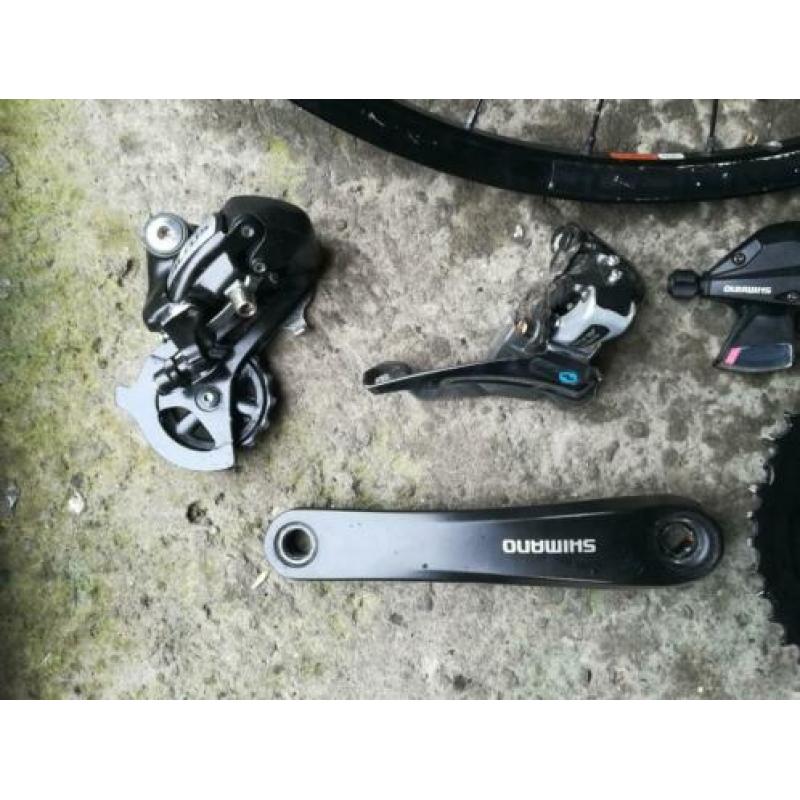 Shimano altus group+Bontrager wiel.