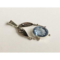 Zilveren hanger floraal met blauwe steen
