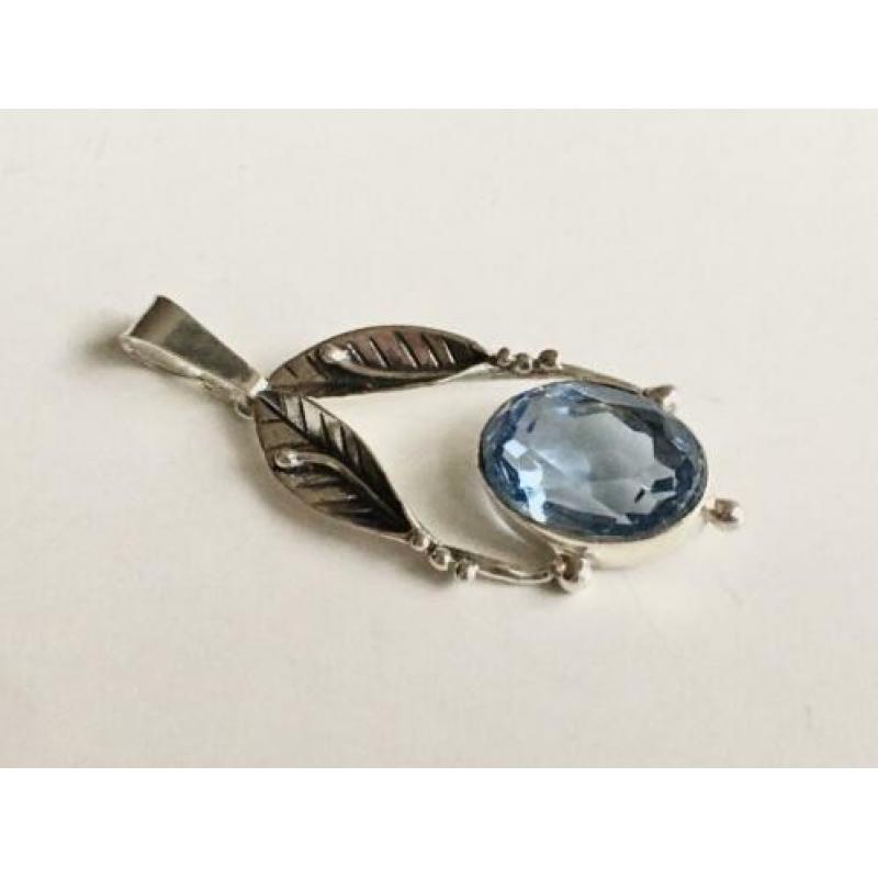 Zilveren hanger floraal met blauwe steen