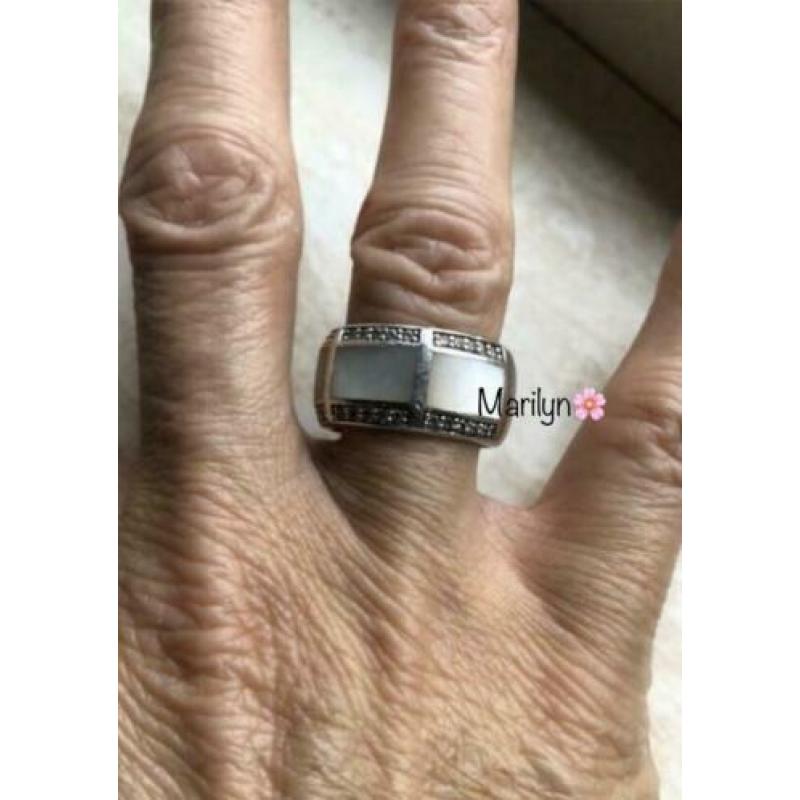 Ti Sento ring parelmoer en strassteentjes. Mt 17