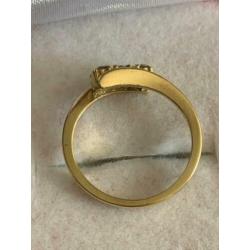 18 krt.geel gouden ring met 3 diamanten