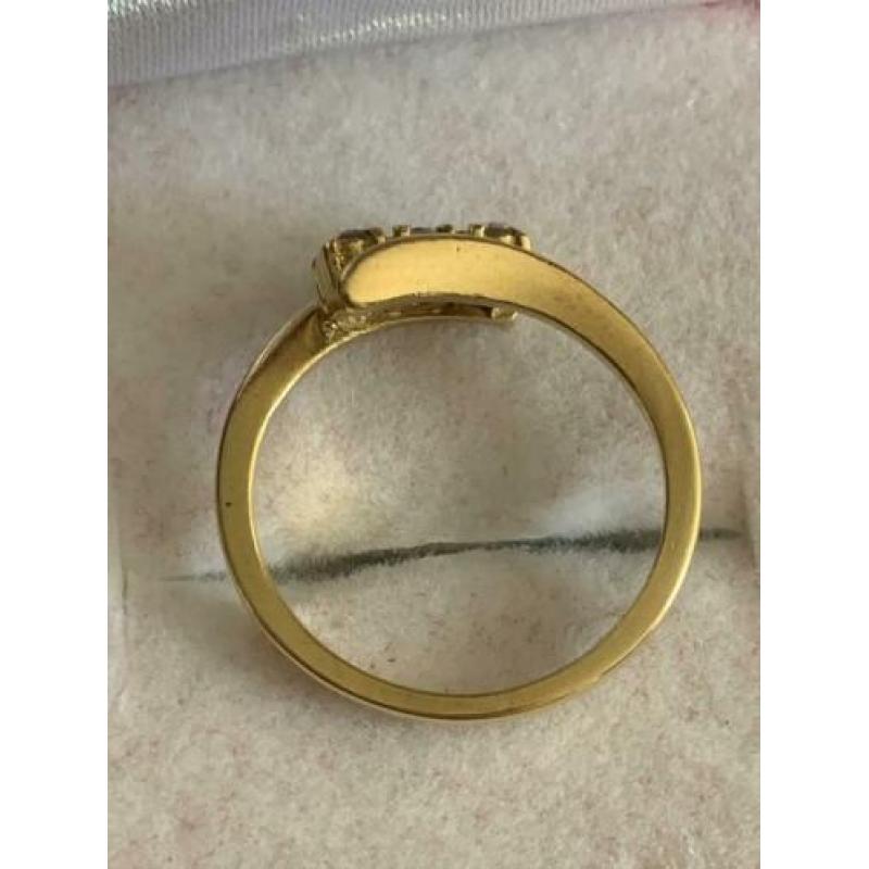 18 krt.geel gouden ring met 3 diamanten