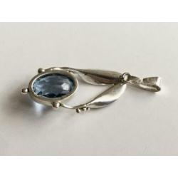 Zilveren hanger floraal met blauwe steen