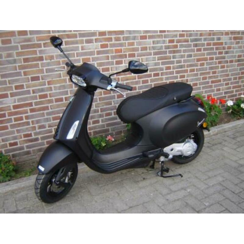 Vespa Sprint Notte Matzwart / Glanszwart Snor 2020 0km