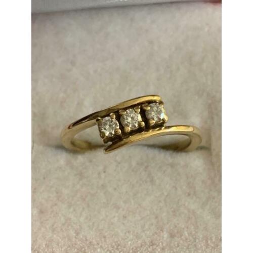 18 krt.geel gouden ring met 3 diamanten