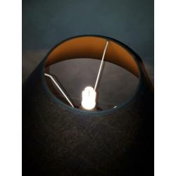 Lamp met speelse metalen voet, bruin tinten.
