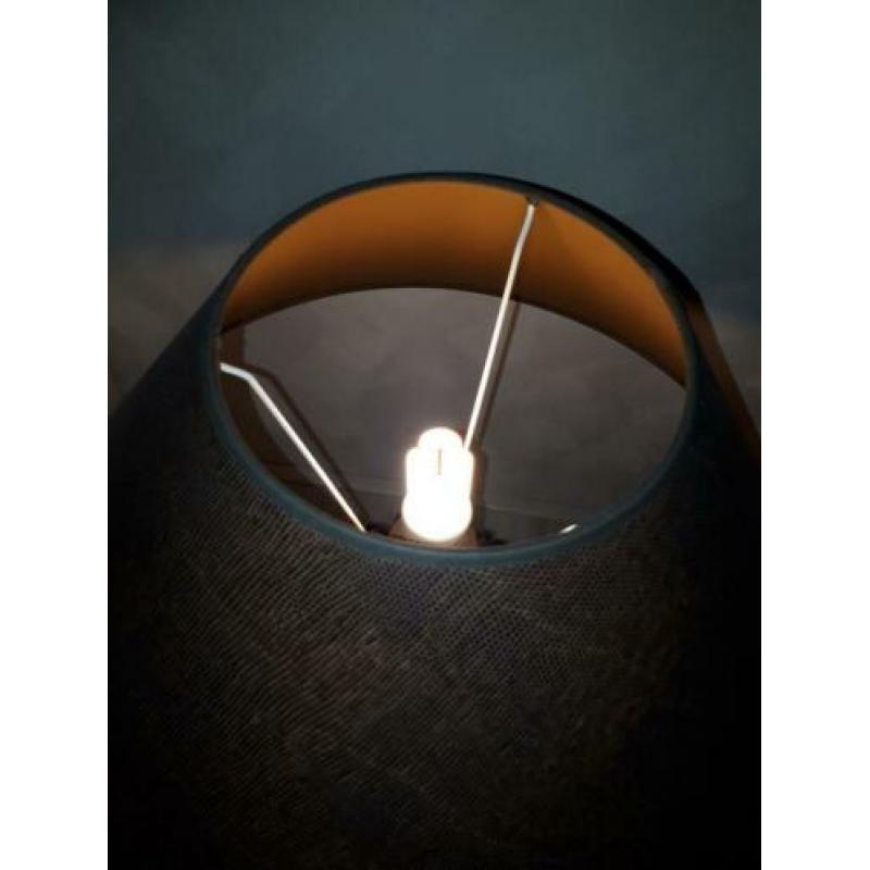 Lamp met speelse metalen voet, bruin tinten.