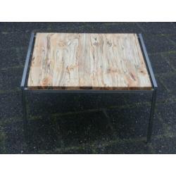 Bijzettafel van RVS met essen hout met slaap er in