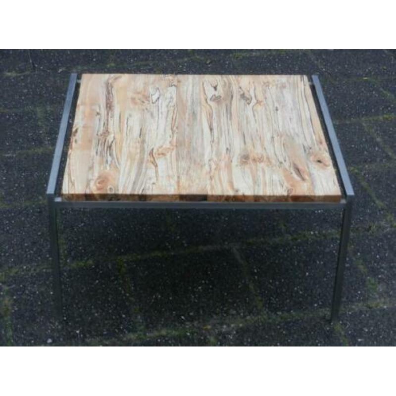 Bijzettafel van RVS met essen hout met slaap er in
