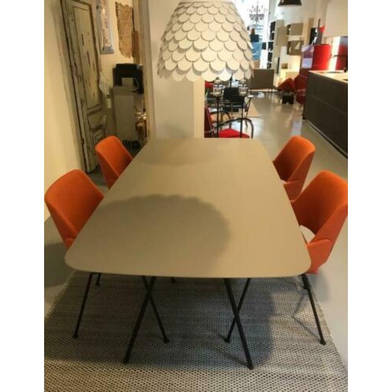Fenix Eetkamertafel met 4 gestoffeerde stoelen van Prostoria