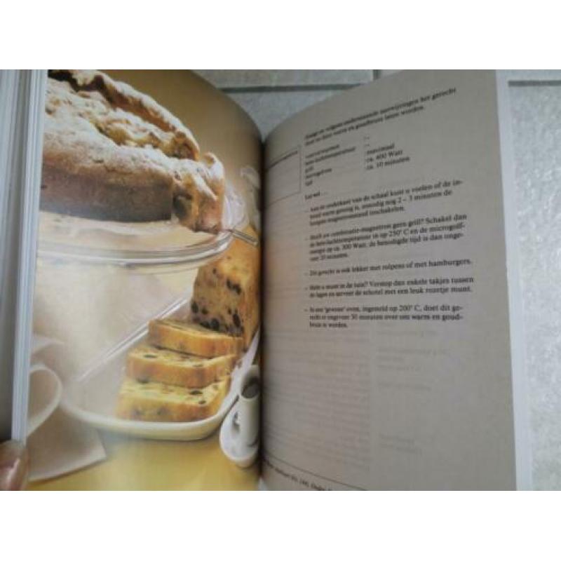 Het kookboek voor combinatie magnetrons; nieuw