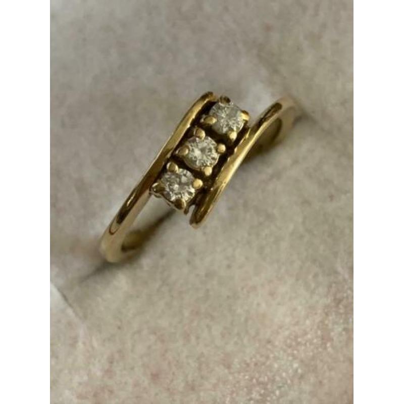 18 krt.geel gouden ring met 3 diamanten