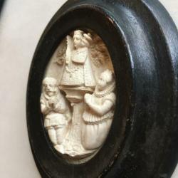 Antiek ovaal zwart lijstje: pijpaarde Maria