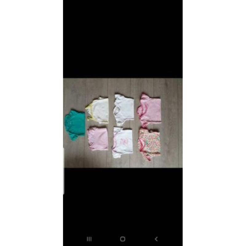 Meisjes baby kleding 50/56 --> 0.50 cent per stuk.