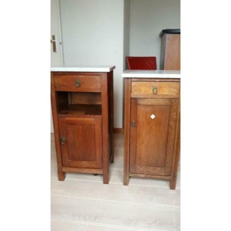 2 antieke eikenhouten nachtkastjes met marmeren blad