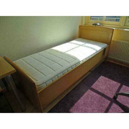 Elektrisch (verzorgings)bed, dat helemaal omhoog kan, 3 sta