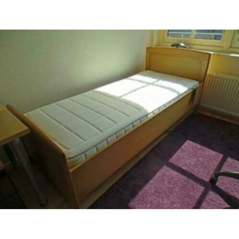 Elektrisch (verzorgings)bed, dat helemaal omhoog kan, 3 sta