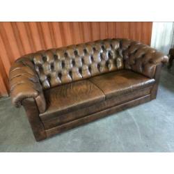 ????????Vintage Chesterfield bank