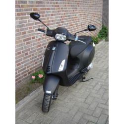 Vespa Sprint Notte Matzwart / Glanszwart Snor 2020 0km