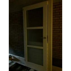 1 binnen deur (MDF) 1 garage deur en 2 buiten deuren.