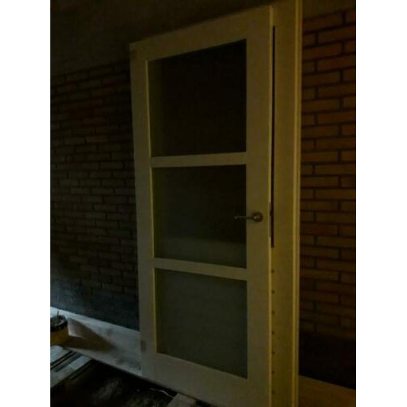1 binnen deur (MDF) 1 garage deur en 2 buiten deuren.