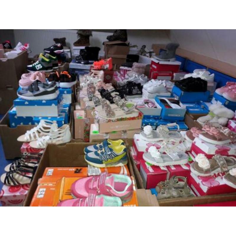 Restpartij 330 paar nieuwe dames en kinder schoenen