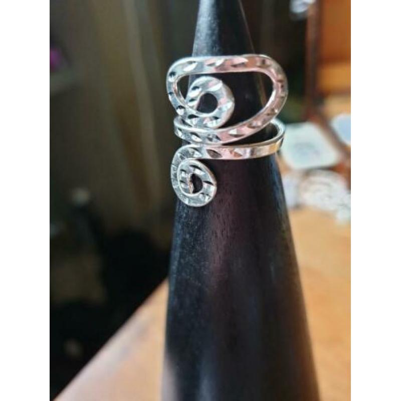 Schitterende nieuwe zilveren ring. Maat 17.