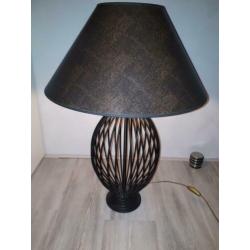 Lamp met speelse metalen voet, bruin tinten.