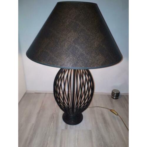 Lamp met speelse metalen voet, bruin tinten.