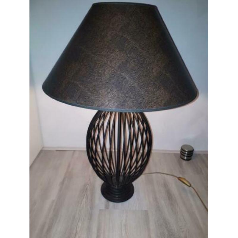 Lamp met speelse metalen voet, bruin tinten.
