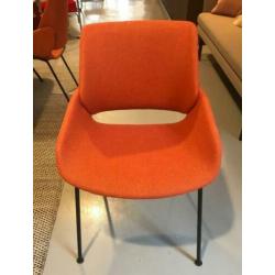 Fenix Eetkamertafel met 4 gestoffeerde stoelen van Prostoria