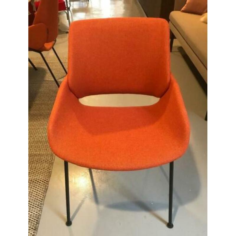 Fenix Eetkamertafel met 4 gestoffeerde stoelen van Prostoria
