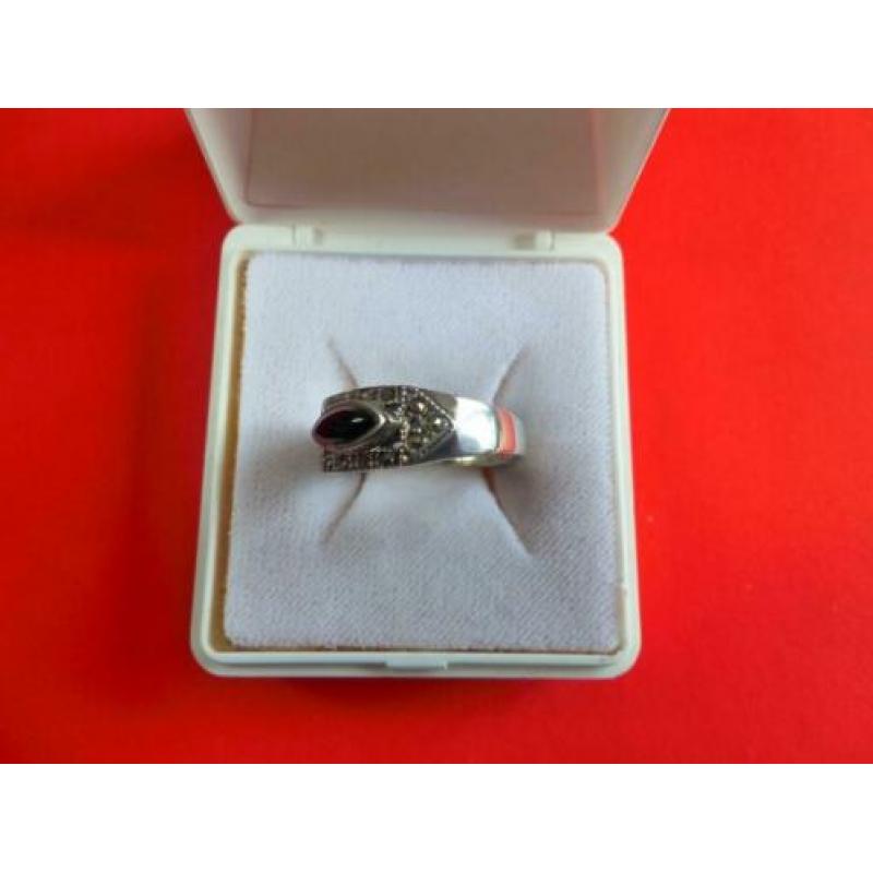Mooie smalle zilveren bandring met zwarte onix en markesiet