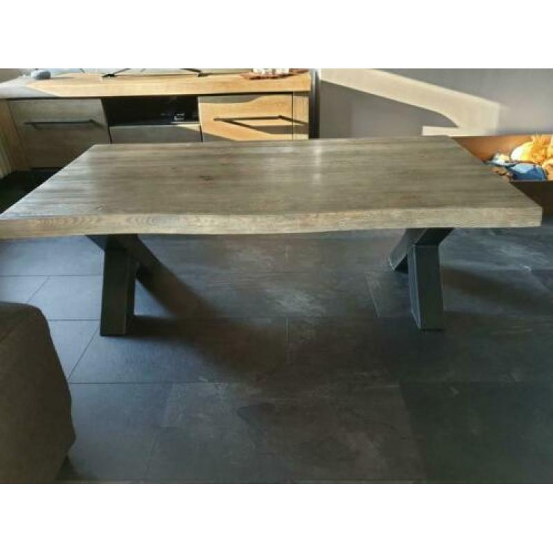 Salontafel met een krasje. Verder zo goed als nieuw.