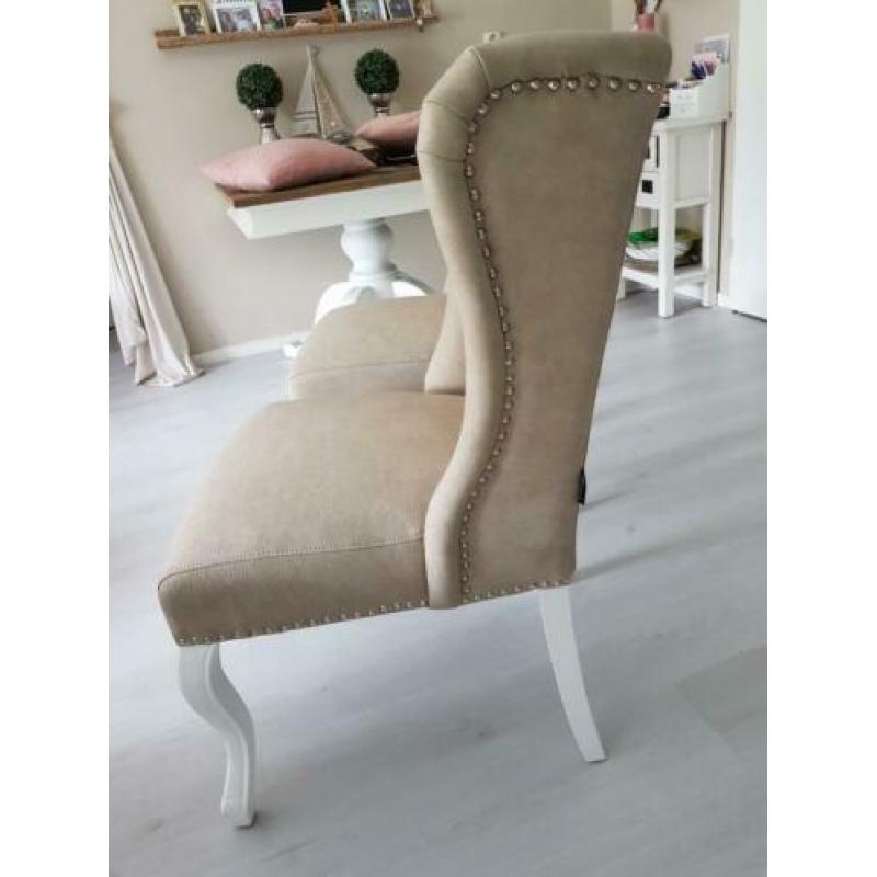 Leuke landelijke stoelen.