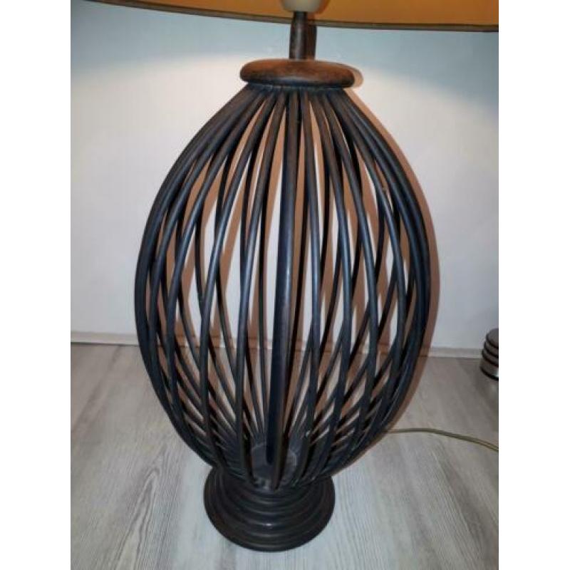 Lamp met speelse metalen voet, bruin tinten.