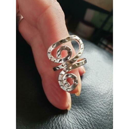 Schitterende nieuwe zilveren ring. Maat 17.